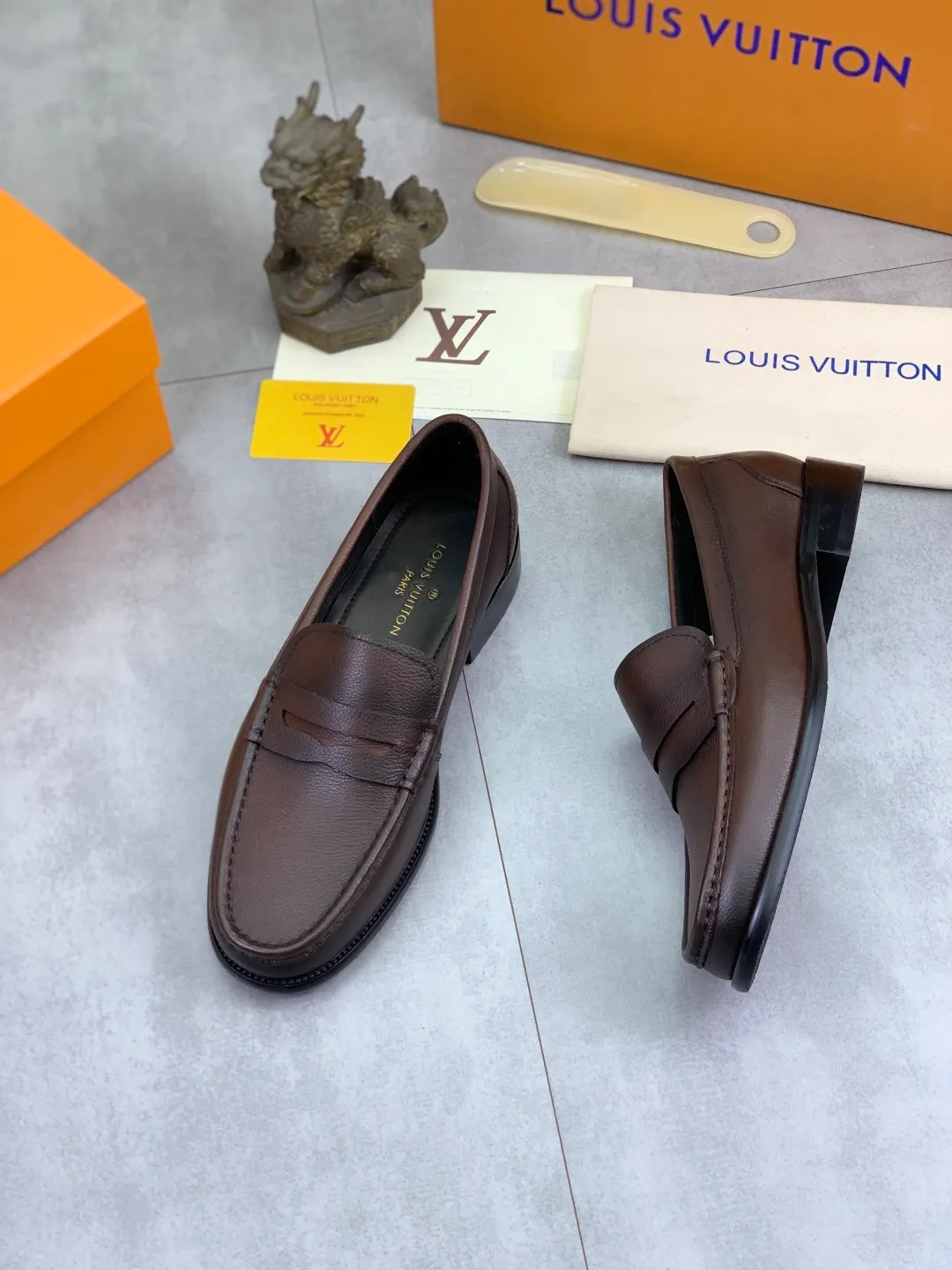 Men's men's shoes 💰P520 New style 💶[LOUIS VUITTON] Water-dyed Niuli Original order New style 🍀LV Louis Vuitton *——Top version of LV classic leather shoes! Made of imported original calfskin, original leather side strips and wear-resistant high-end rubber outsole! High quality products! Color: Black optional Size: 39-44 (45 customized)
